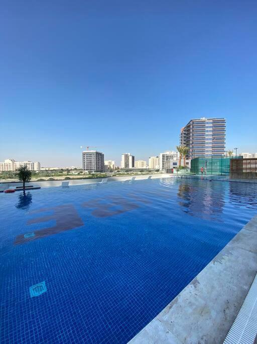 Near To Downtown With Pool View * Dubai