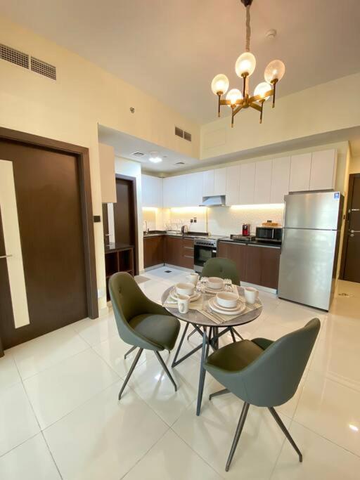 Near To Downtown With Pool View * Dubai