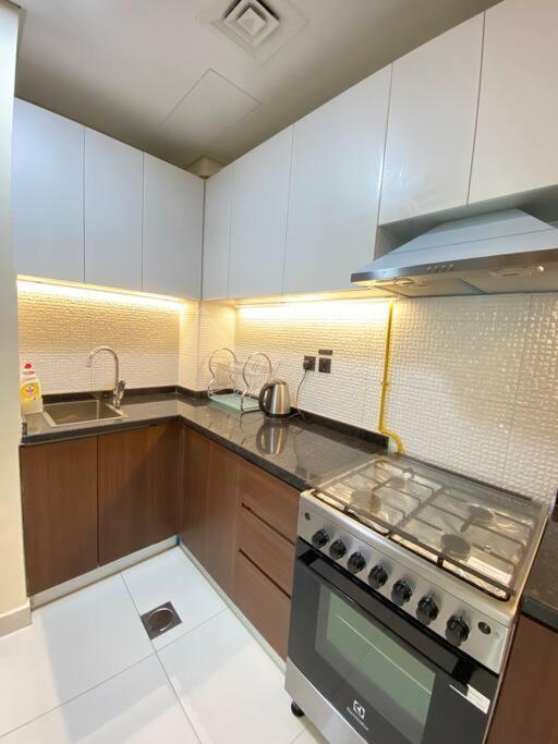 Near To Downtown With Pool View Apartment