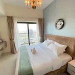 Apartment Near To Downtown With Pool View
