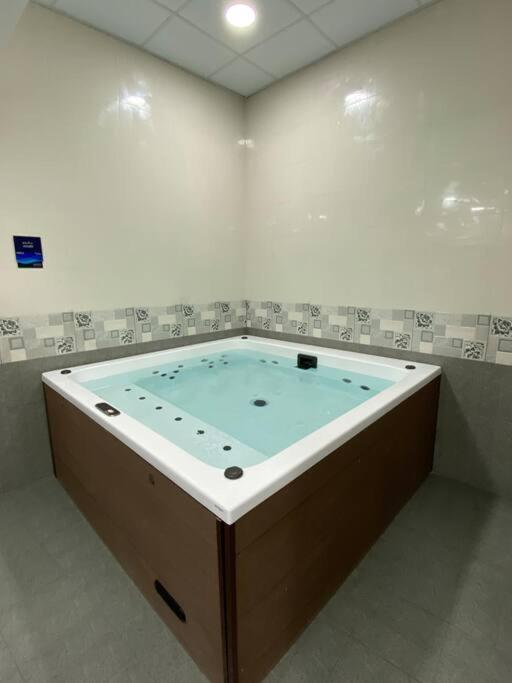 Near To Downtown With Pool View *